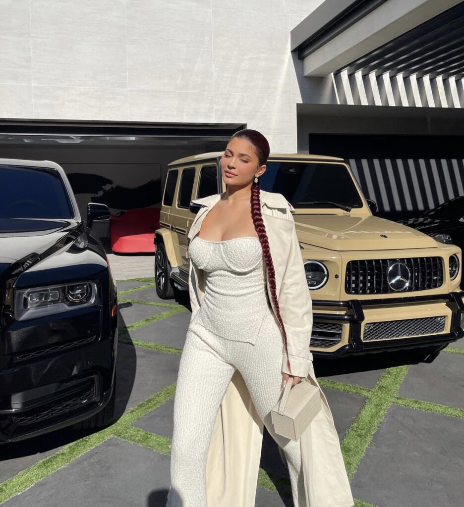 Kylie Jenner fashion style. Keeping up with the kardashians last day of Filming. A girl in a all white outfit. Fashion outfit inspiration. Winter outfit inspiration. Celebrity fashion style guide