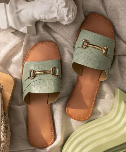 sandals for the spring season. where can i find comfrotable and affordable sandals. sandals for spring break. outfits for spring break 2021. Where can I buy summer sandals.