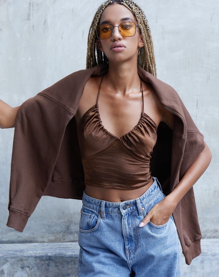 Brown clothing pieces are mainly attributed to the street style fashion scene, which is the preferred style of fashion right now in our society. I love the color when it comes to different clothes and even sneakers. You can make a fit look comfortable and super swaggy.